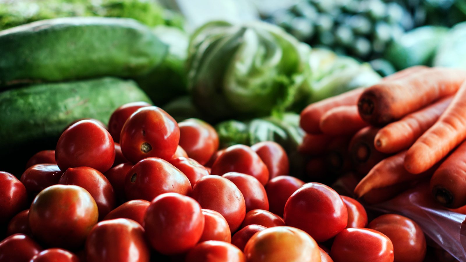 Légumes et fruits frais sur un plan de travail