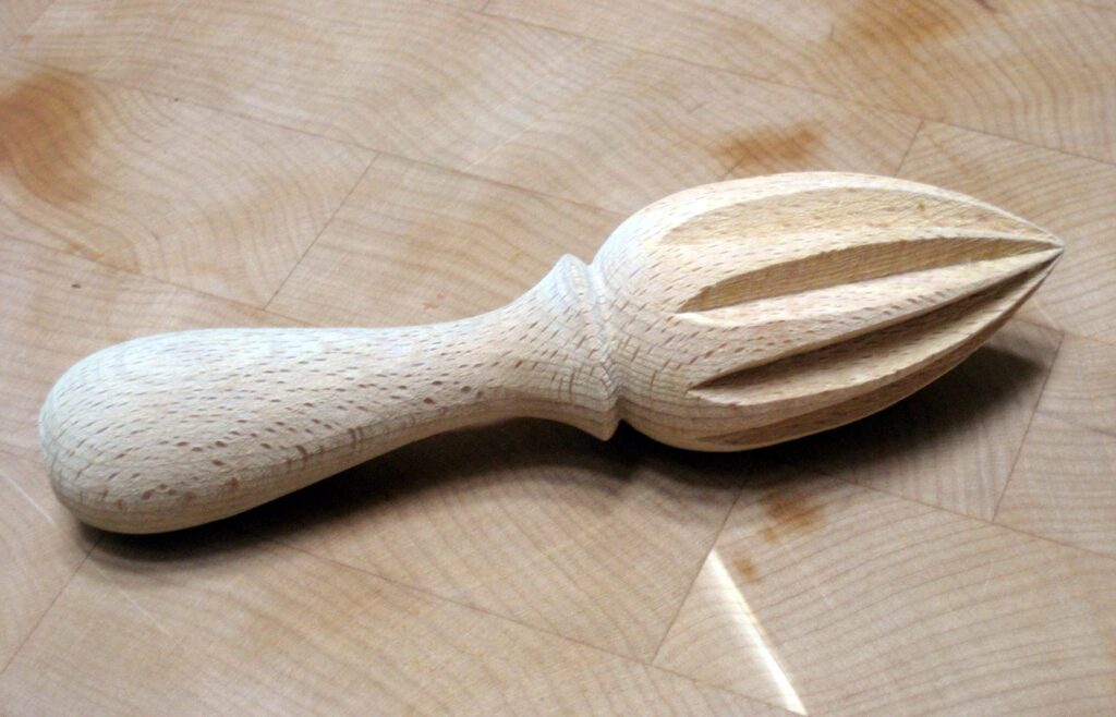 Ustensile de cuisine en bois posé sur une table